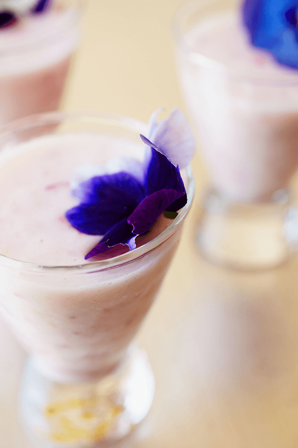 Soupe glacée de pêches au basilic